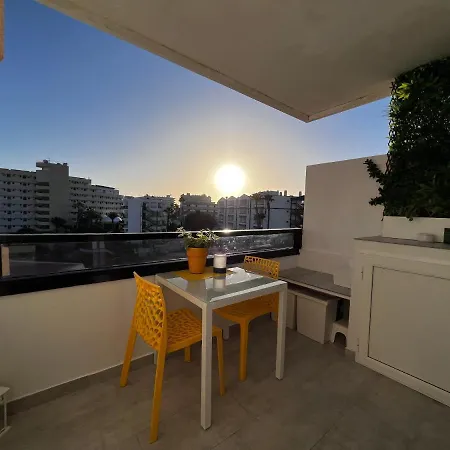 Estudio Mondrian Appart hôtel *